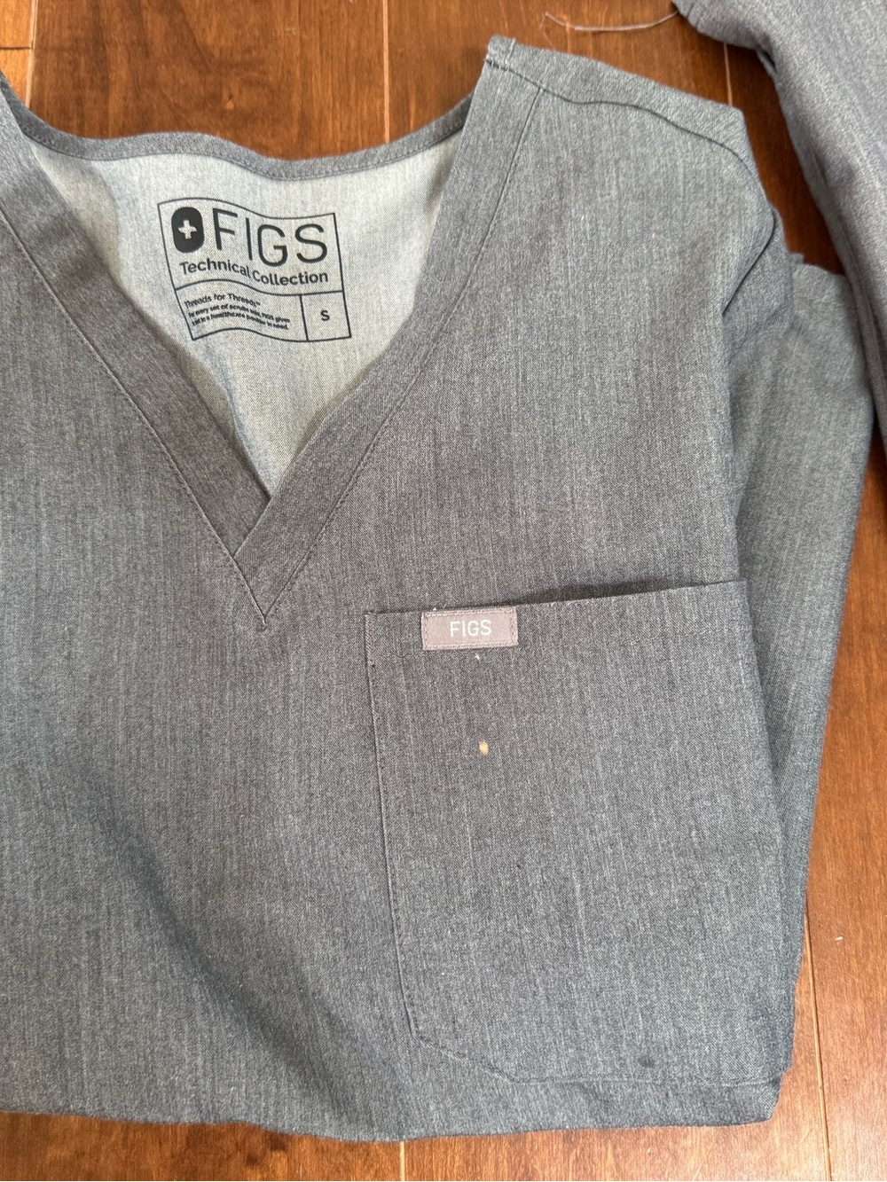 Figs scrubs - Picture 2 of 3